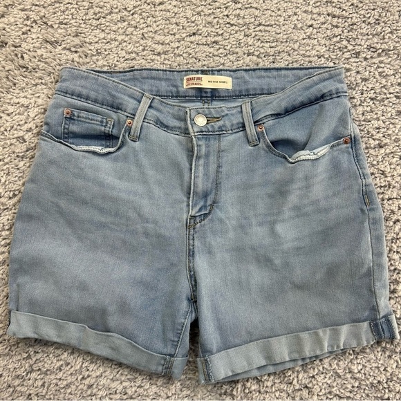 Levi's Shorts Womens 6 Mid Rise Light Wash Denim Cuffed Basic Casual Summer - Picture 1 of 3